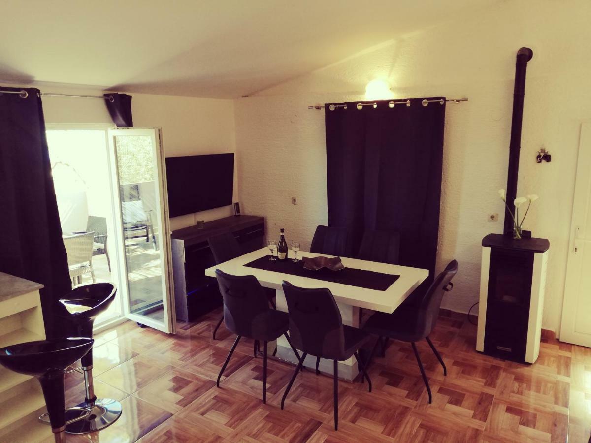 Apartmani Zdenka Savar-Maslina Eksteriør billede